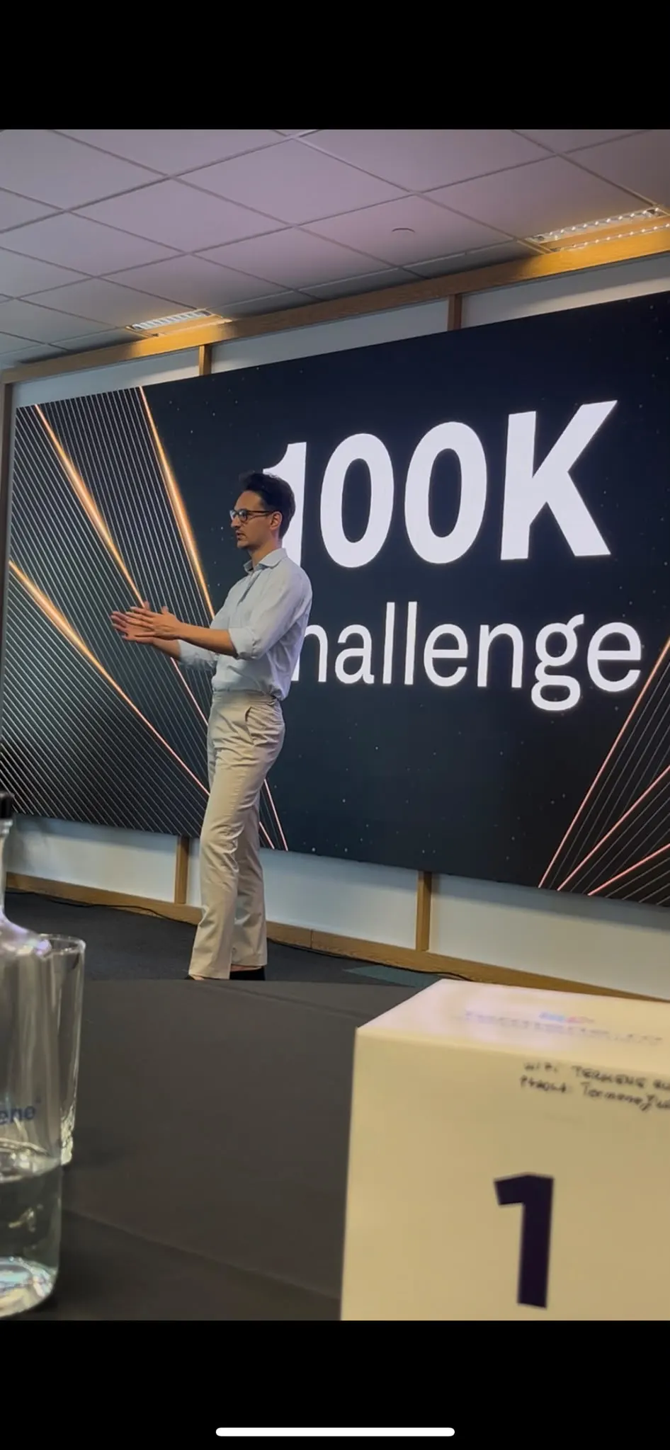 Dragoș Neagoe vorbind pe scenă la 100K Challenge